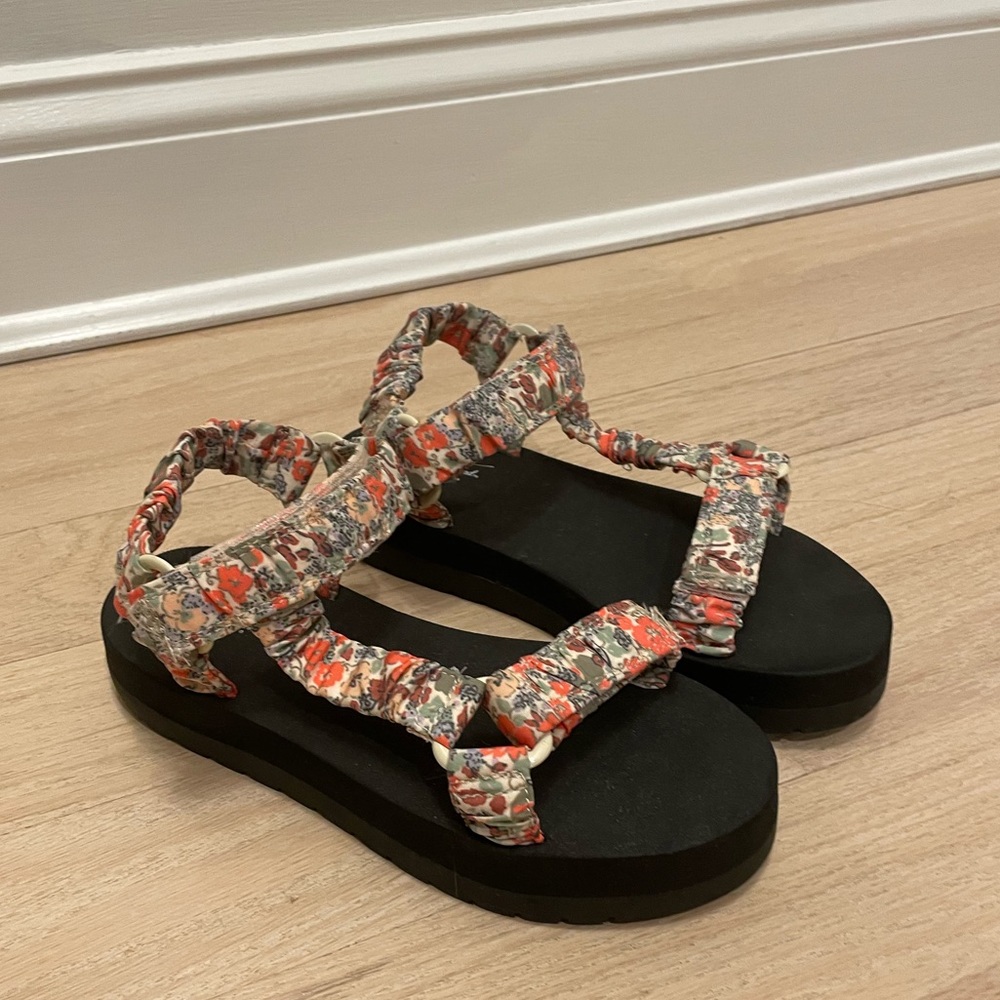 Floral print flat form sandals